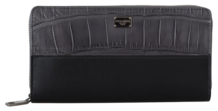 Elegant textured leather wallet with zipper