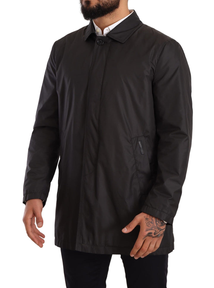 Eleganter schwarzer Trenchcoat für elegante Männer