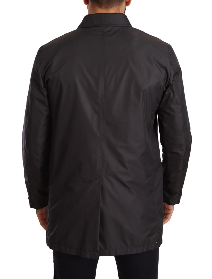 Eleganter schwarzer Trenchcoat für elegante Männer