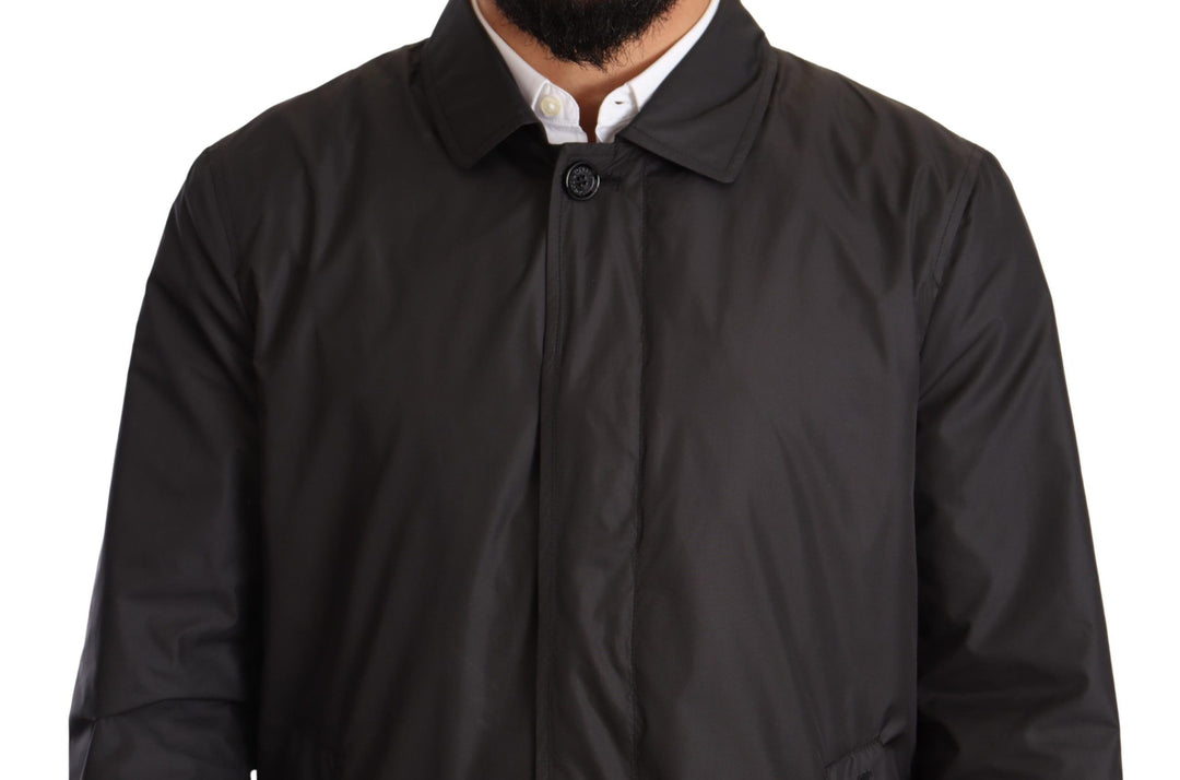 Eleganter schwarzer Trenchcoat für elegante Männer