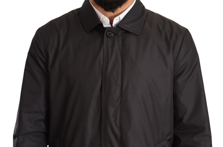 Eleganter schwarzer Trenchcoat für elegante Männer