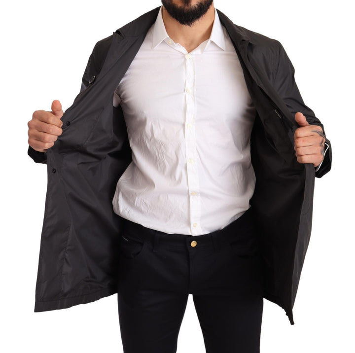 Eleganter schwarzer Trenchcoat für elegante Männer