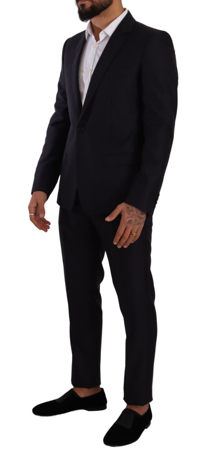 Elegant slim fit men's suit made of wool, silk and cashmere