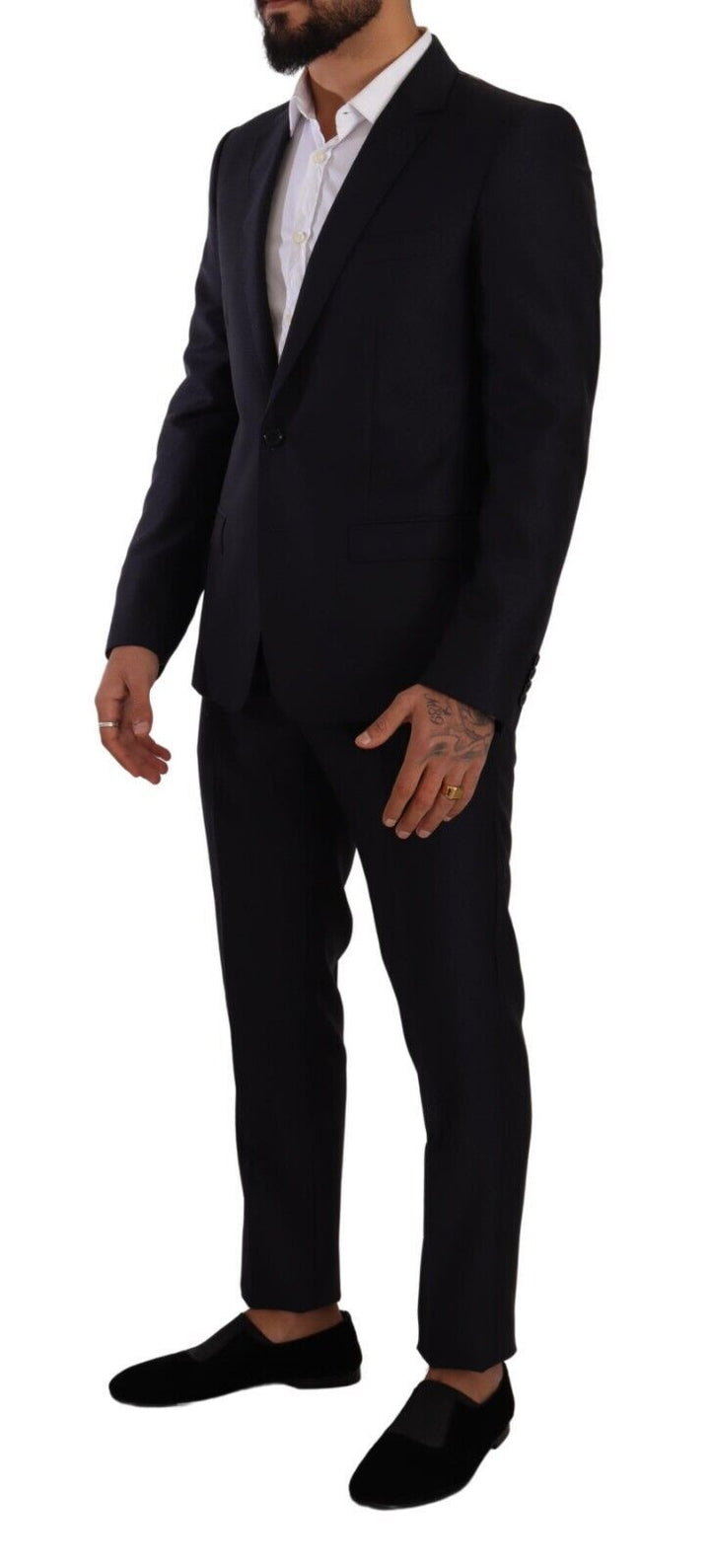 Elegant slim fit men's suit made of wool, silk and cashmere