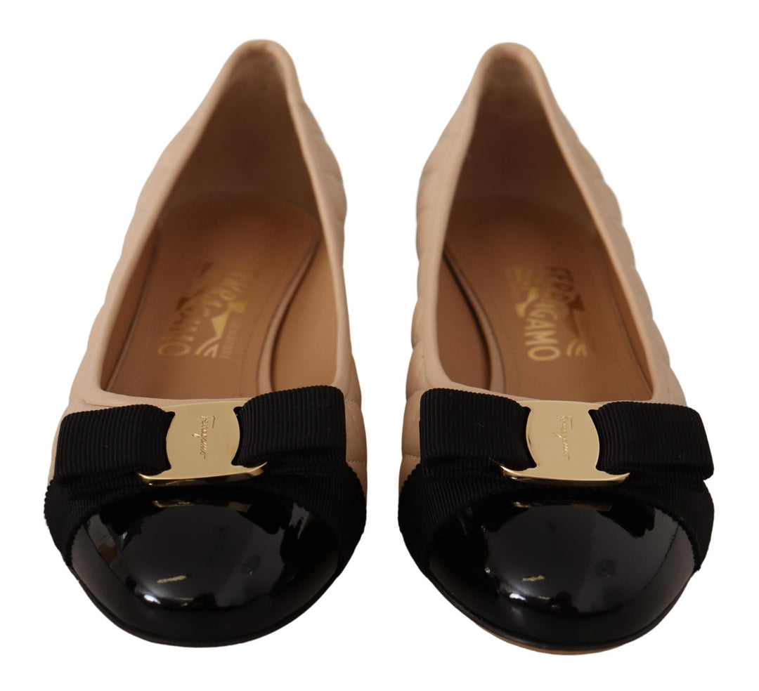 Elegante gesteppte Lederpumps in Beige und Schwarz