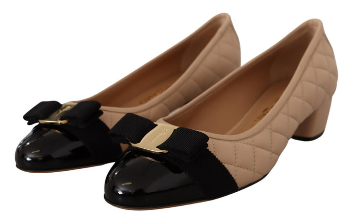 Elegante gesteppte Lederpumps in Beige und Schwarz