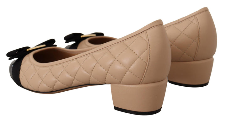 Elegante gesteppte Lederpumps in Beige und Schwarz