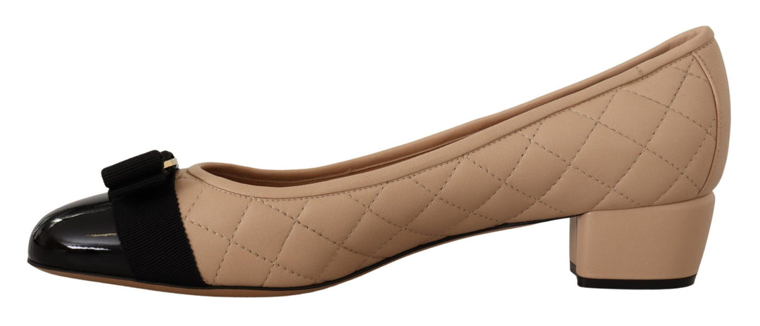 Elegante gesteppte Lederpumps in Beige und Schwarz