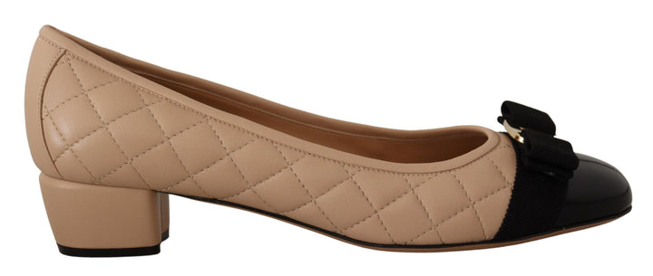 Elegante gesteppte Lederpumps in Beige und Schwarz