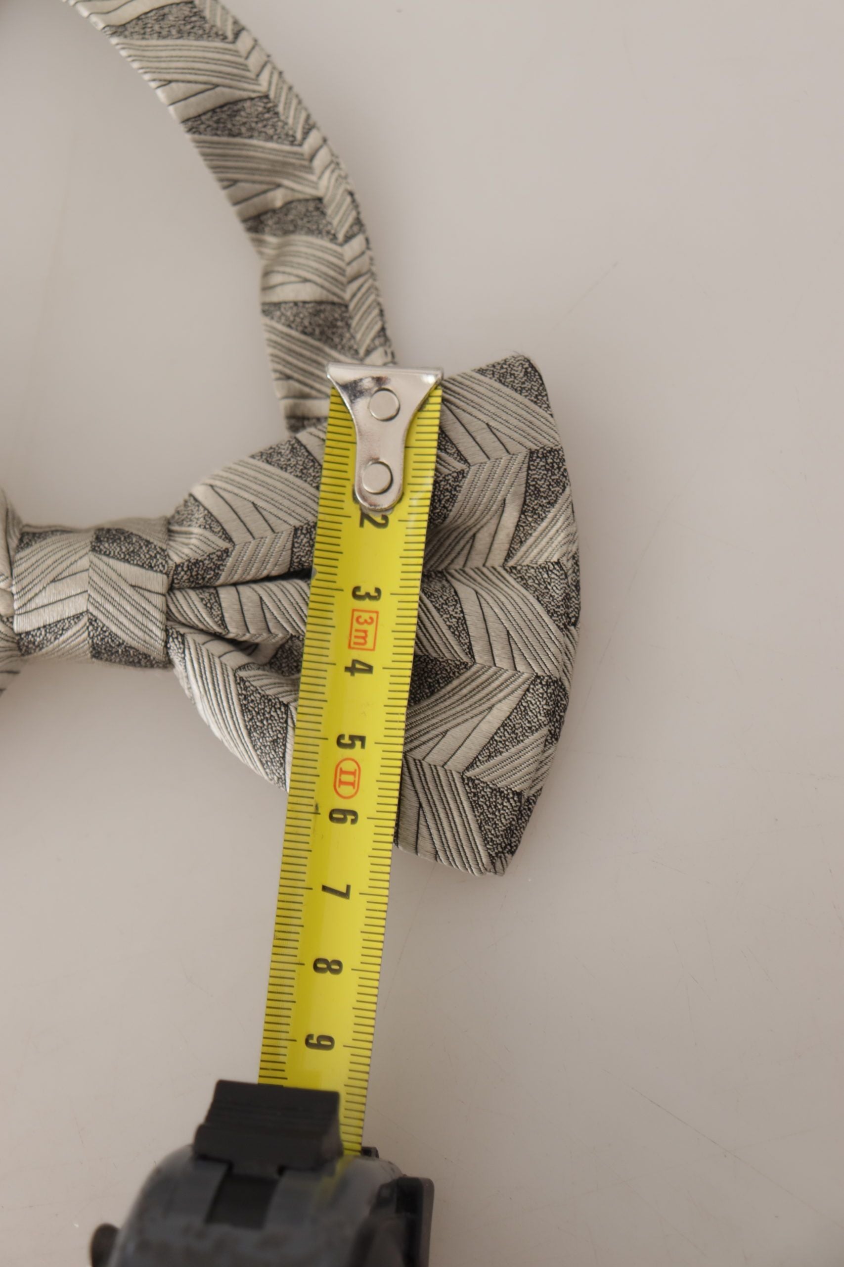 Elegant silk bow tie gray