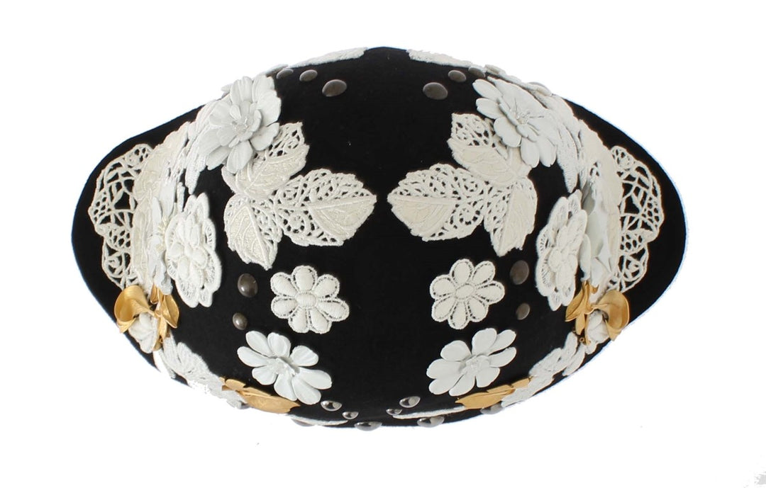 Eleganter Cloche-Hut aus schwarzer Wolle mit Blumenmuster