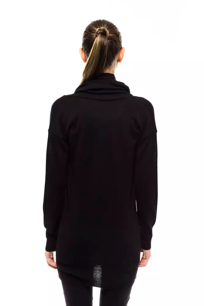Verschönerter Wollpullover mit hohem Kragen