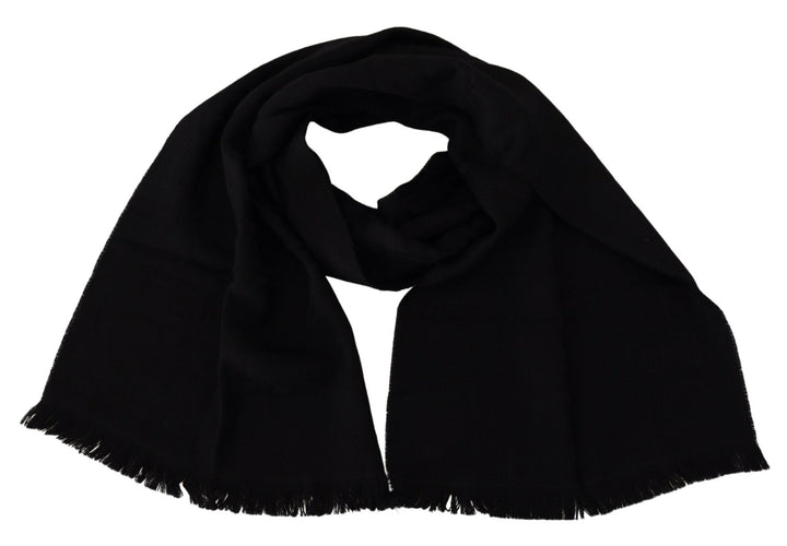 Elegant wool scarf with fringes