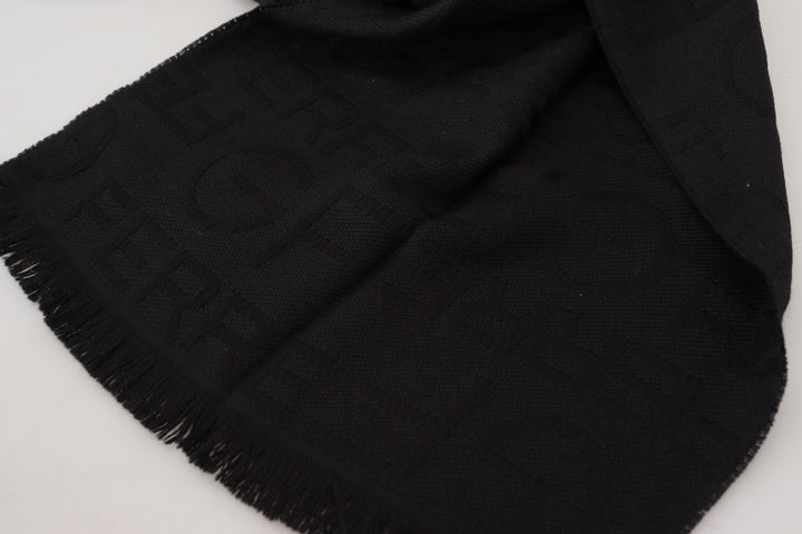Elegant wool scarf with fringes