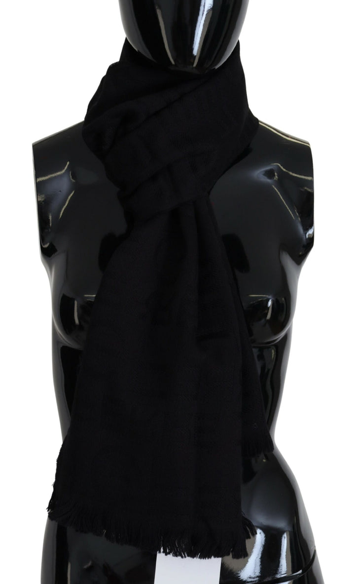 Elegant wool scarf with fringes