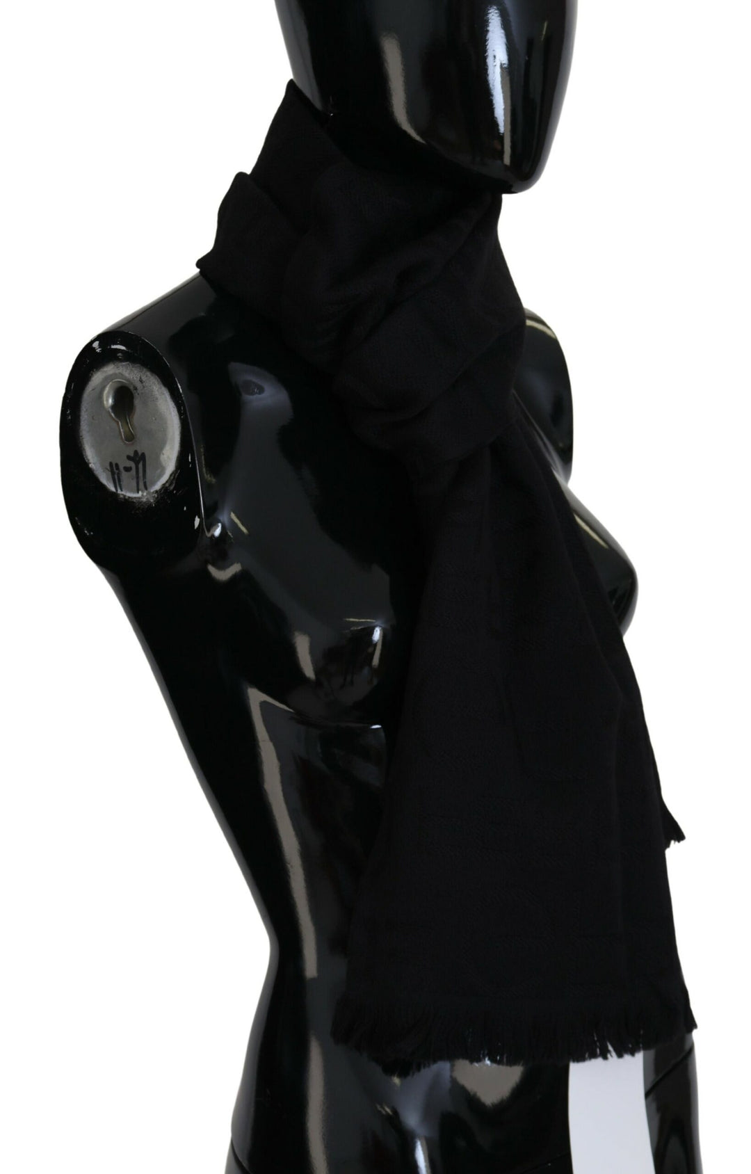 Elegant wool scarf with fringes