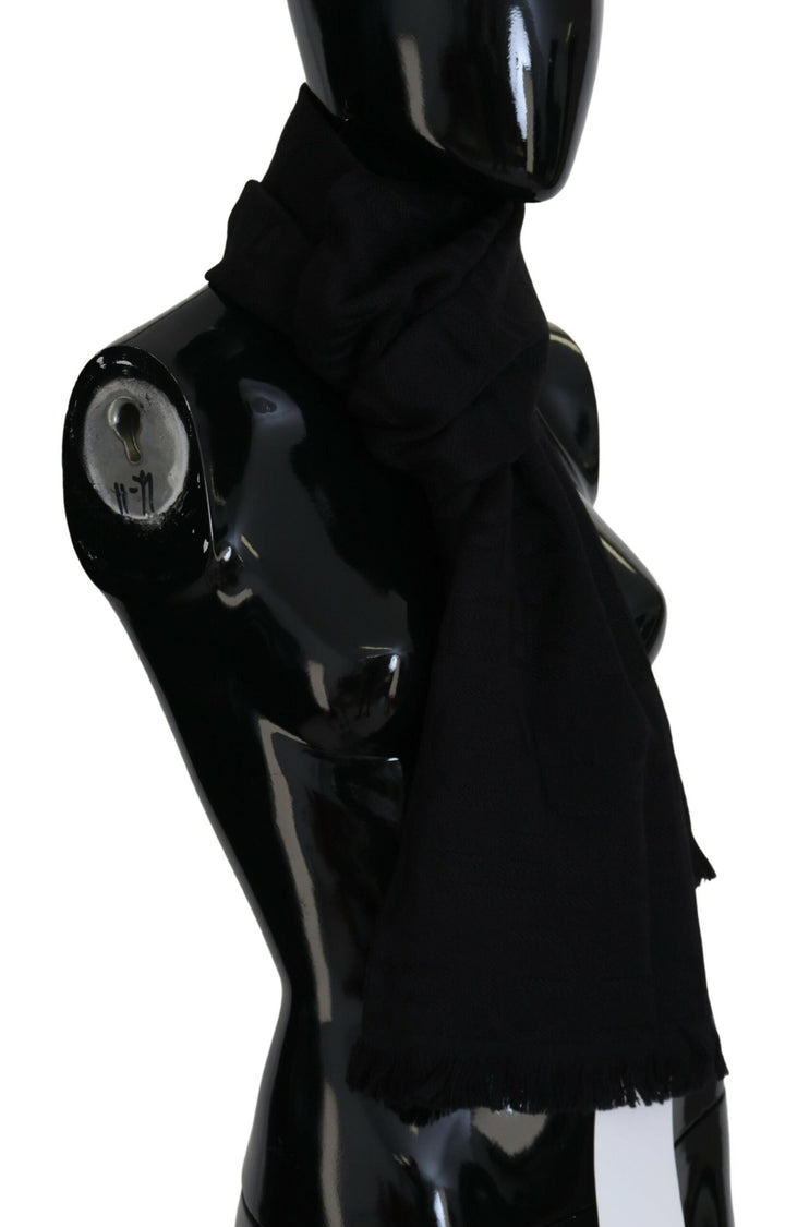 Elegant wool scarf with fringes