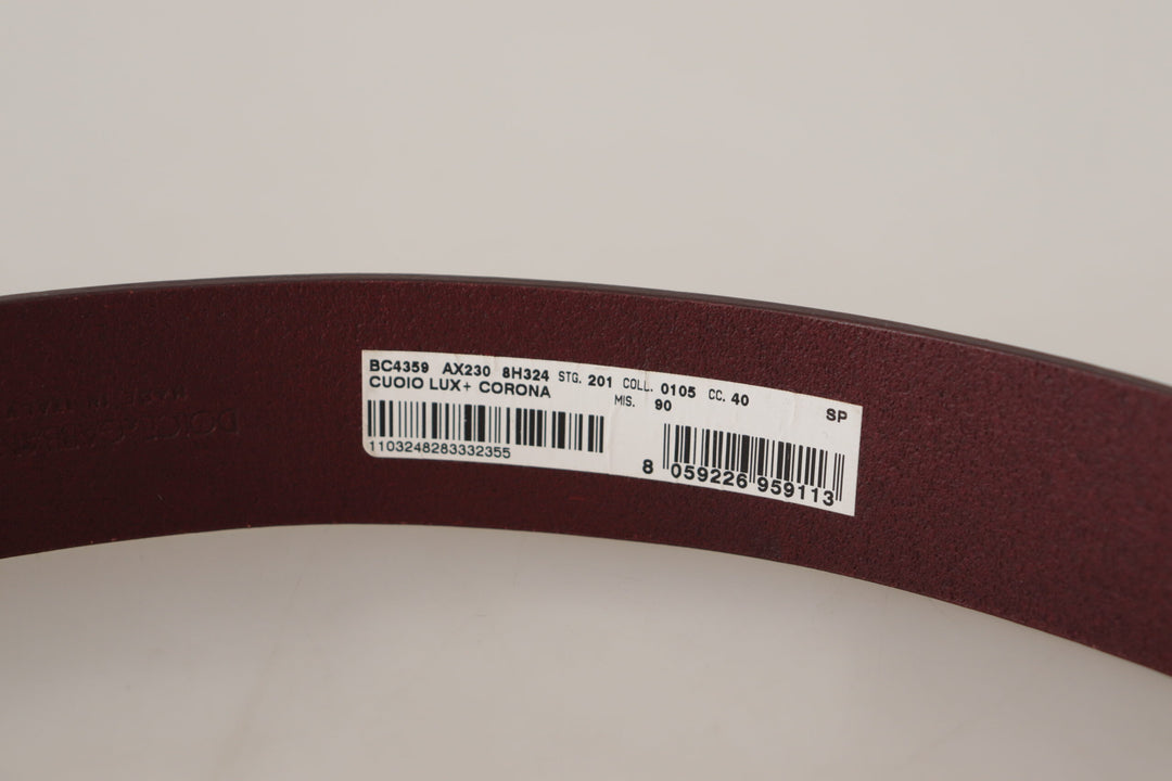 Brauner Ledergürtel mit silberner Metallkronenschnalle
