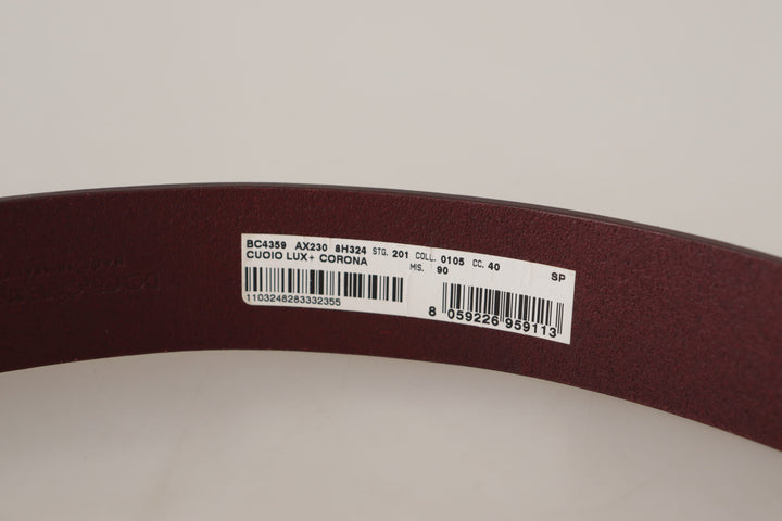 Brauner Ledergürtel mit silberner Metallkronenschnalle
