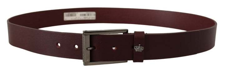 Brauner Ledergürtel mit silberner Metallkronenschnalle
