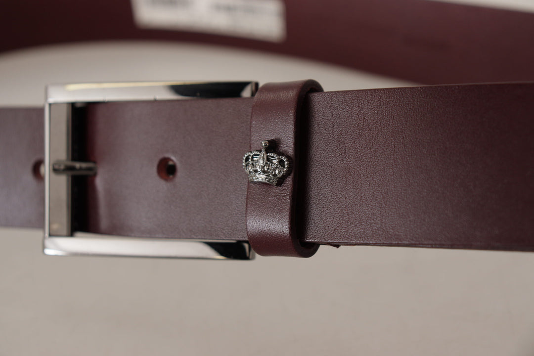 Brauner Ledergürtel mit silberner Metallkronenschnalle