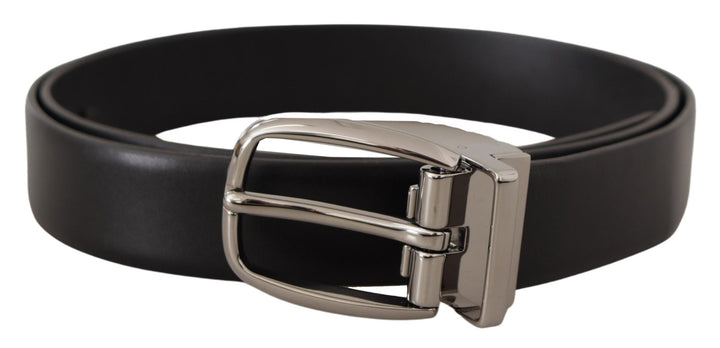 Schwarzes Leder Silber Metall Chrom Logo Schnalle Gürtel