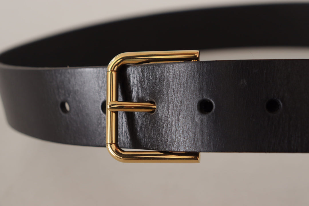Schwarzer Kalbsledergürtel mit goldfarbener Logo-Metallschnalle