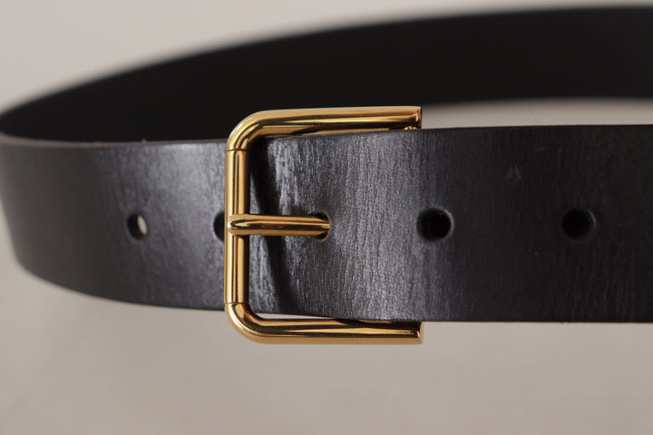 Schwarzer Kalbsledergürtel mit goldfarbener Logo-Metallschnalle