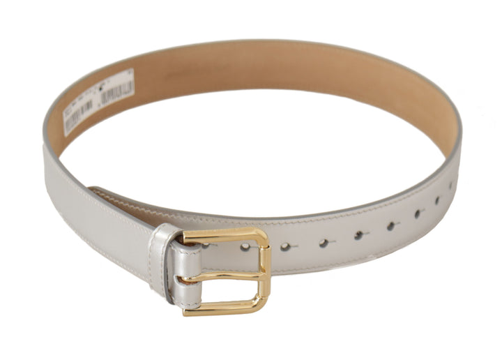 Silberner Ledergürtel mit goldfarbener Logo-Metallschnalle