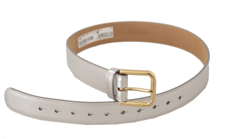 Silberner Ledergürtel mit goldfarbener Logo-Metallschnalle