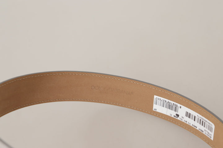 Silberner Ledergürtel mit goldfarbener Logo-Metallschnalle