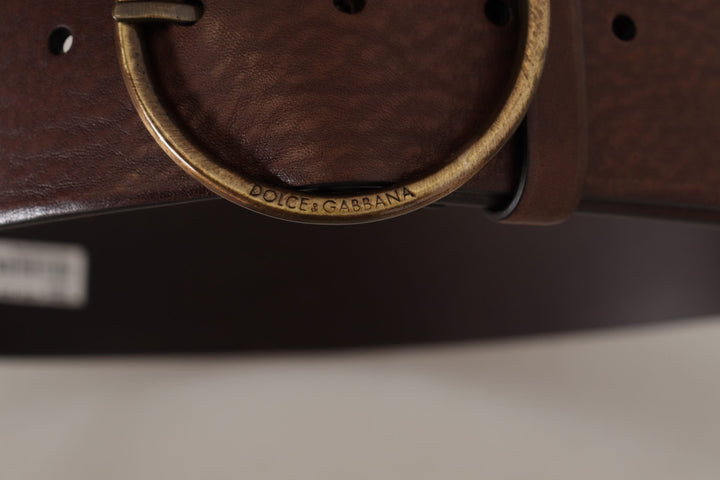Brauner breiter Ledergürtel mit Logo und runder Metallschnalle