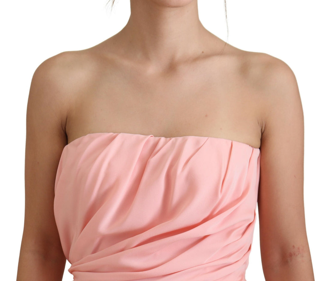 Elegant strapless midi silhouette in pink