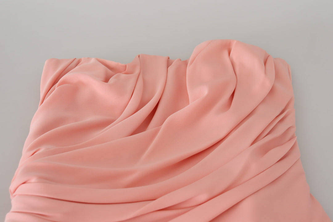 Elegant strapless midi silhouette in pink