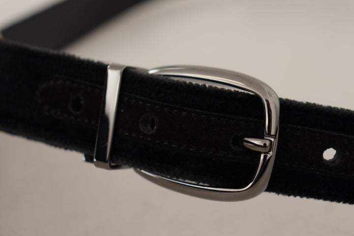 Schwarzer Samtgürtel mit Logo-Gravur aus Metall