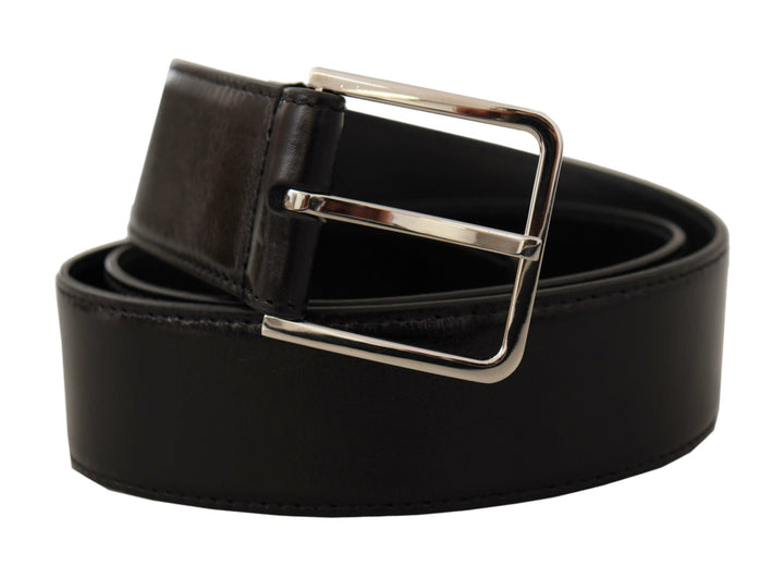 Elegant leather belt with metal buckle