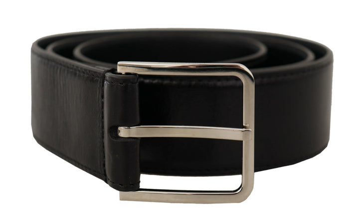 Elegant leather belt with metal buckle
