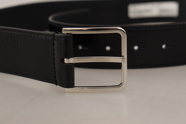 Elegant leather belt with metal buckle