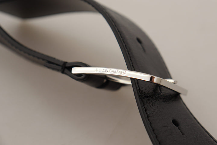 Elegant leather belt with metal buckle