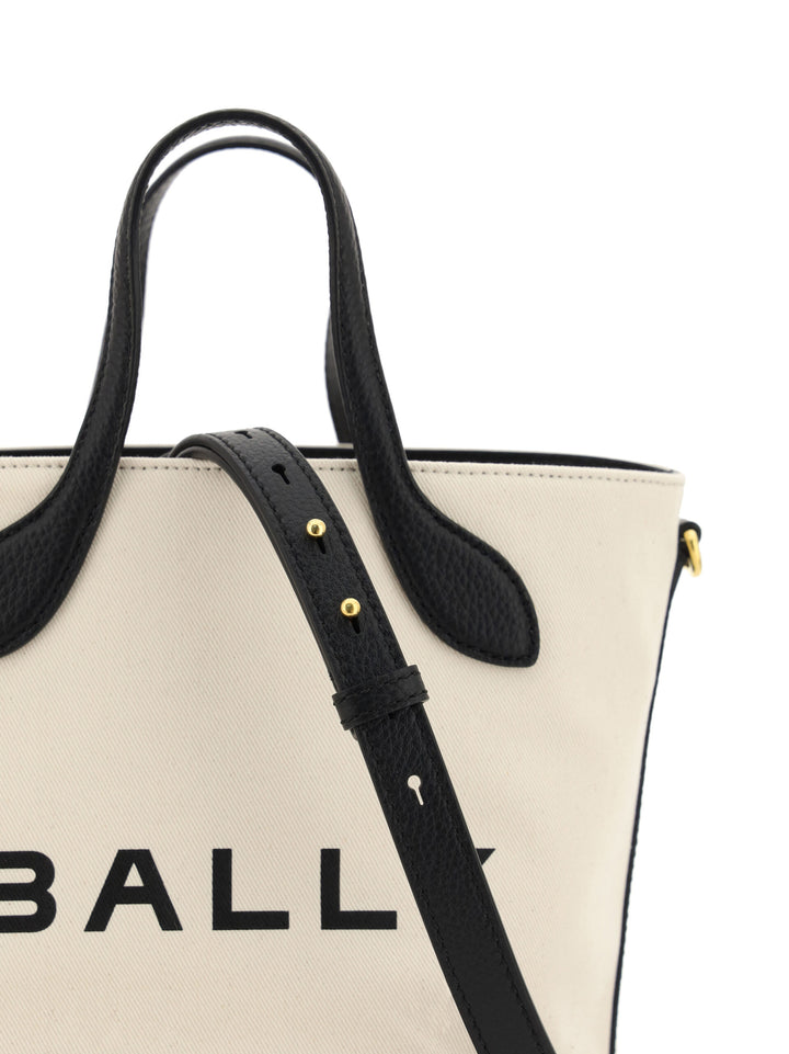 Elegante Monogramm-Eimertasche in Schwarz & Weiß