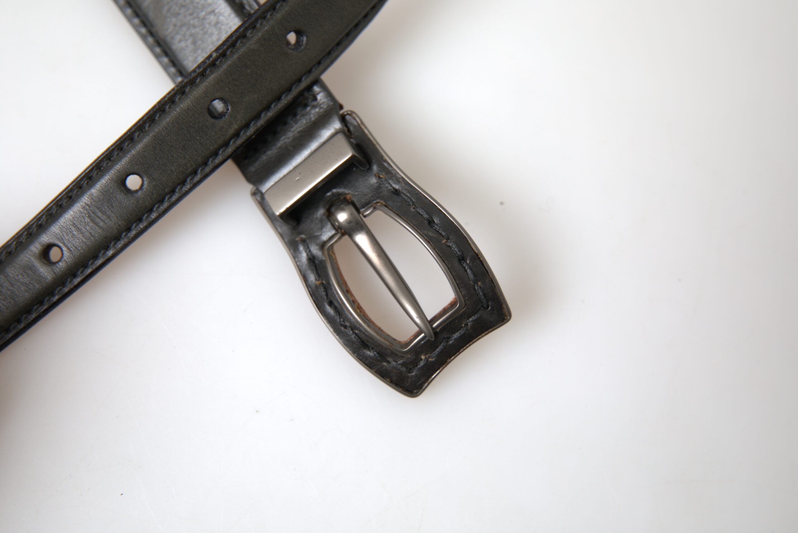 Cintura-Gürtel aus schwarzem Leder mit Metallschnalle