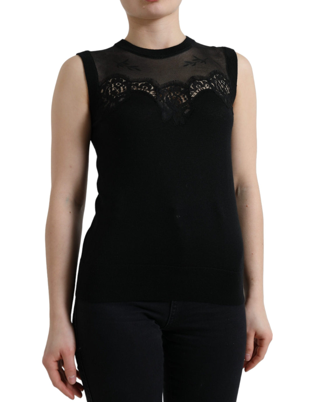 Elegant sleeveless tank top with lace trim