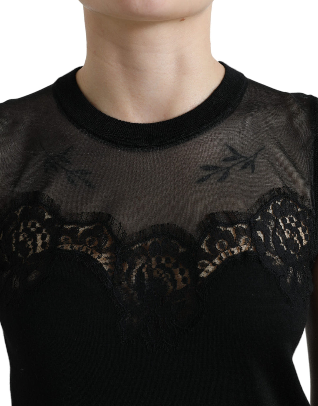 Elegant sleeveless tank top with lace trim