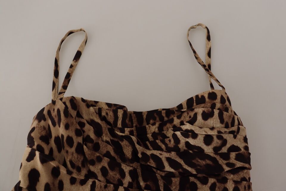 Braunes Midikleid mit Leopardenmuster und Rüschen