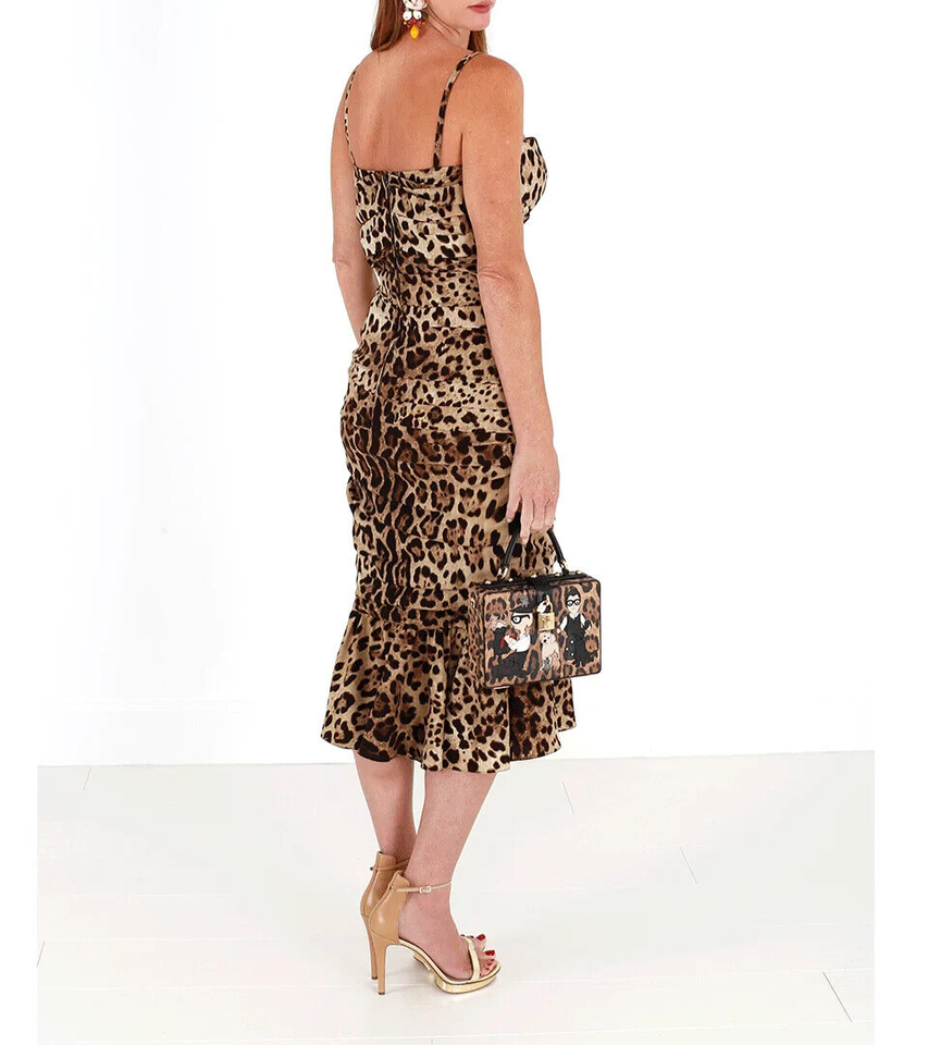 Braunes Midikleid mit Leopardenmuster und Rüschen