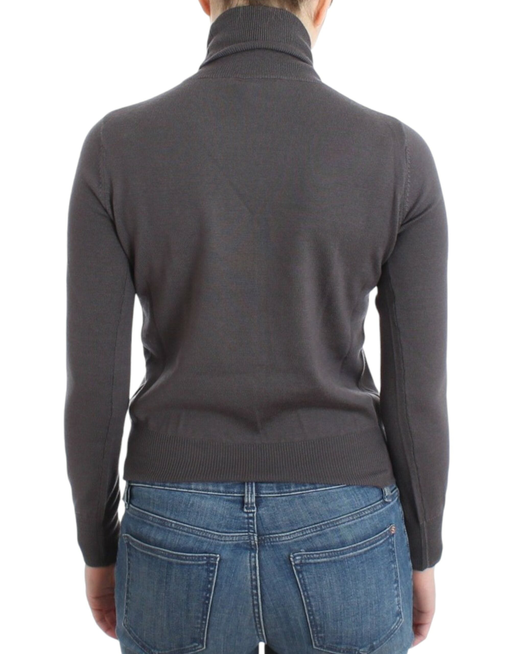 Elegant turtleneck sweater made of virgin wool