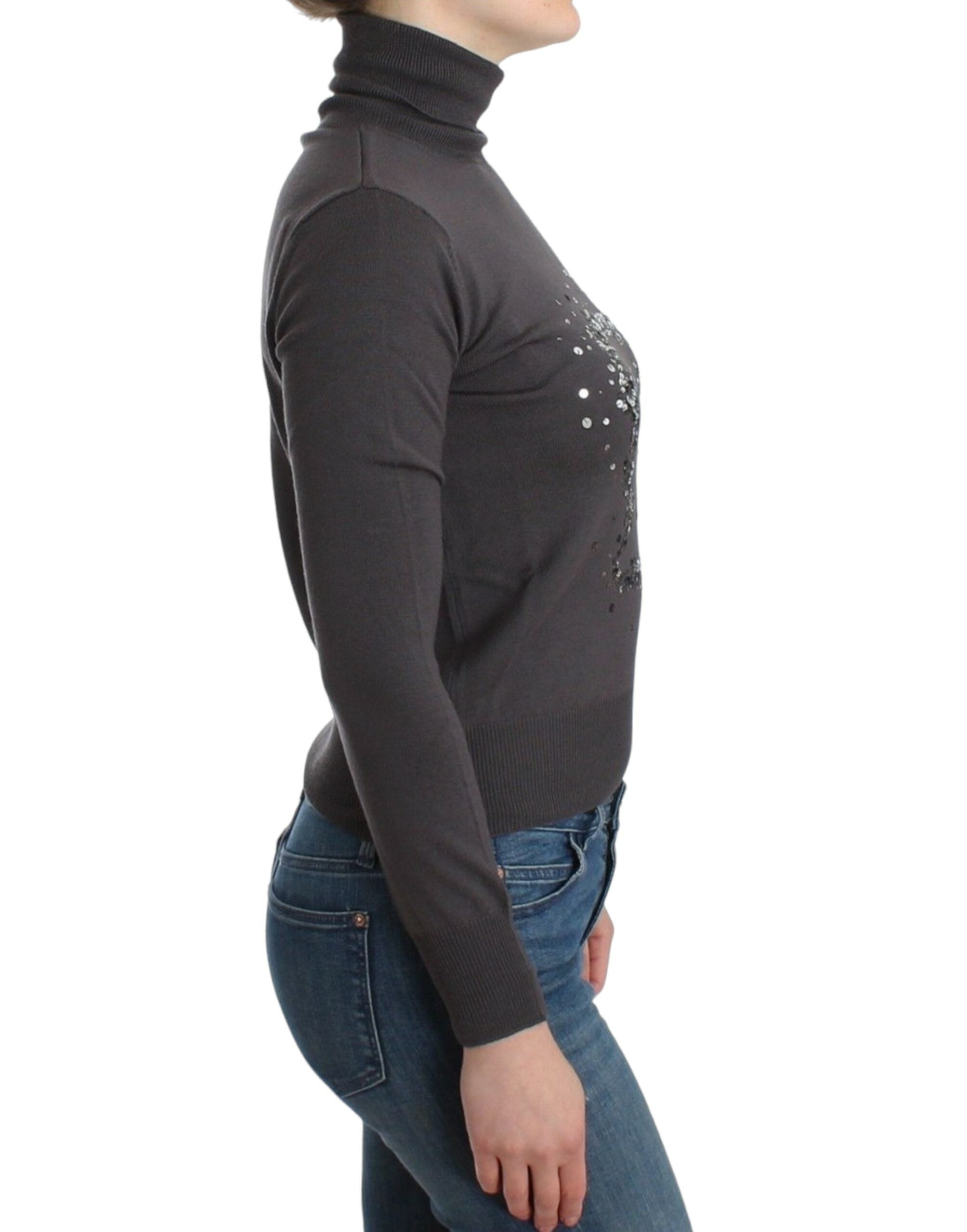 Elegant turtleneck sweater made of virgin wool