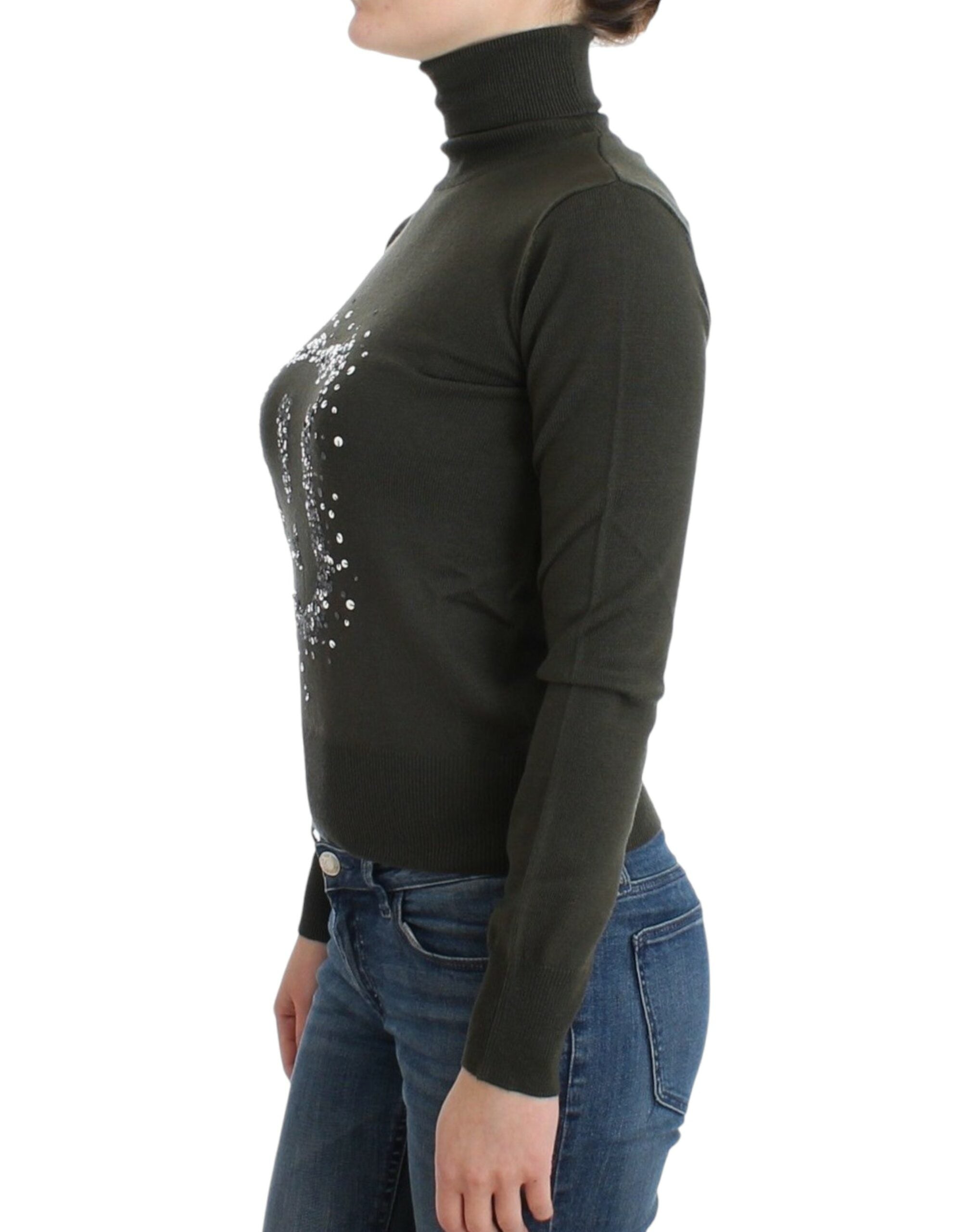 Chic green turtleneck sweater made of virgin wool