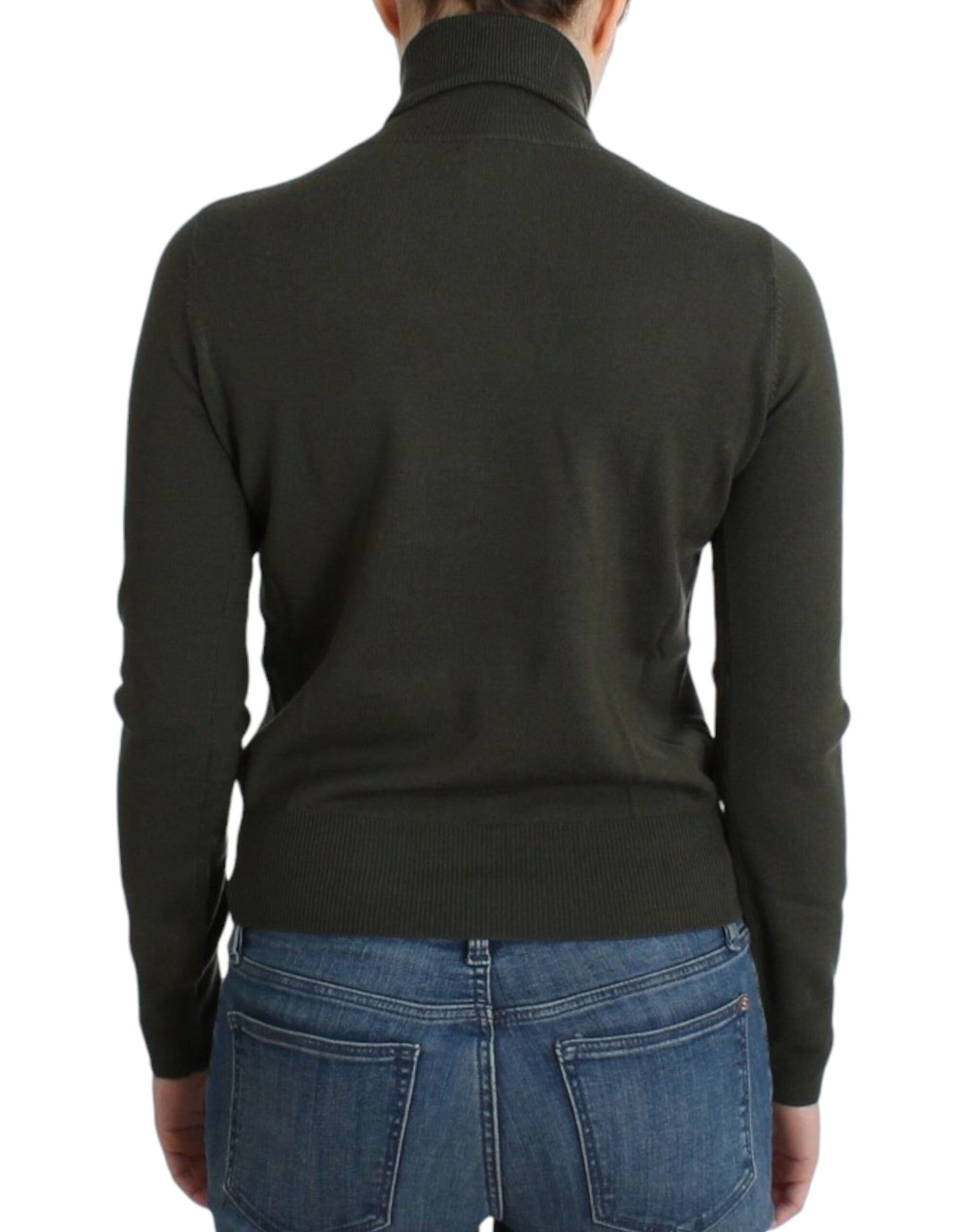Chic green turtleneck sweater made of virgin wool
