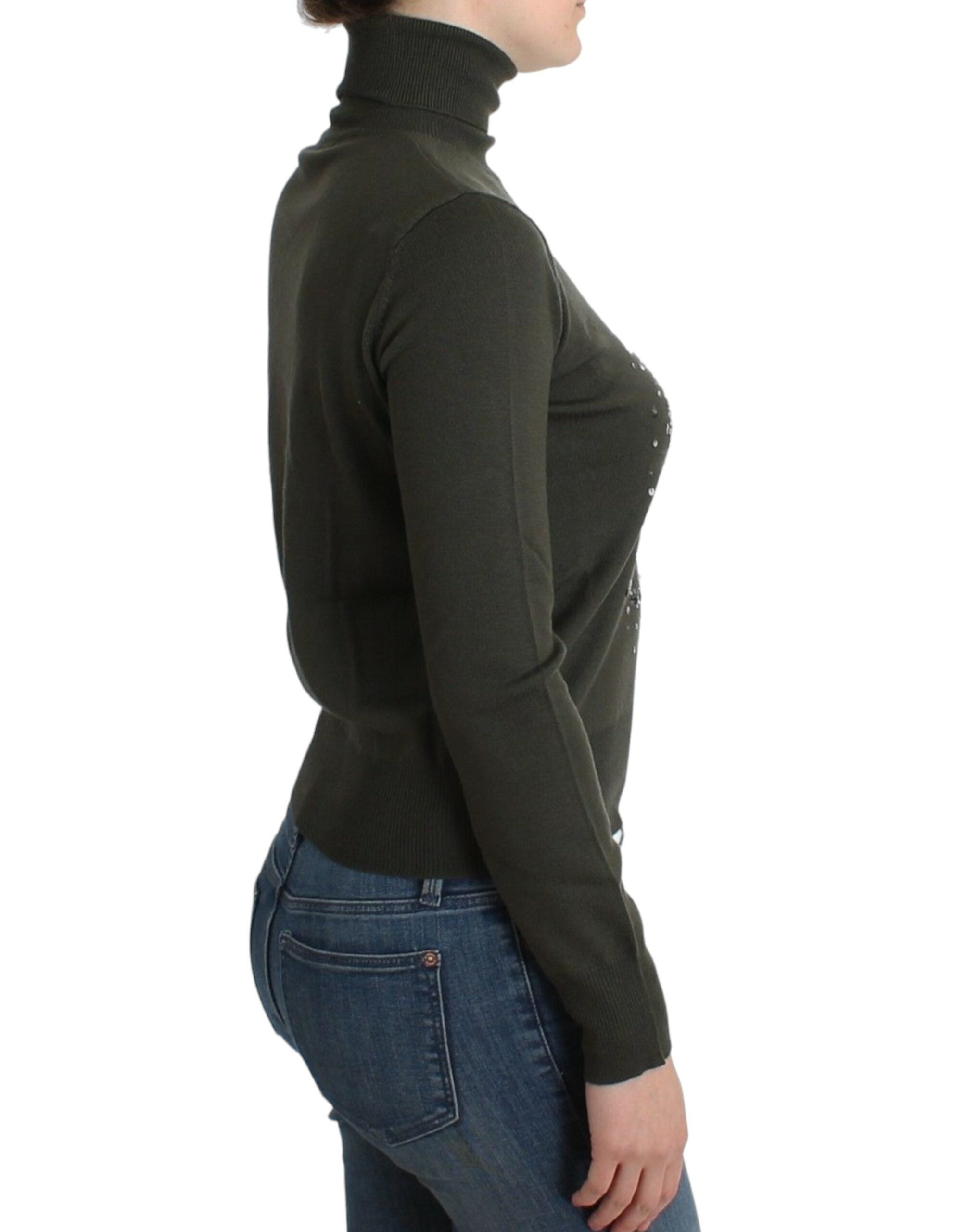 Chic green turtleneck sweater made of virgin wool